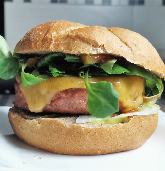 Vyvážený hovězí burger s žitnou bulkou