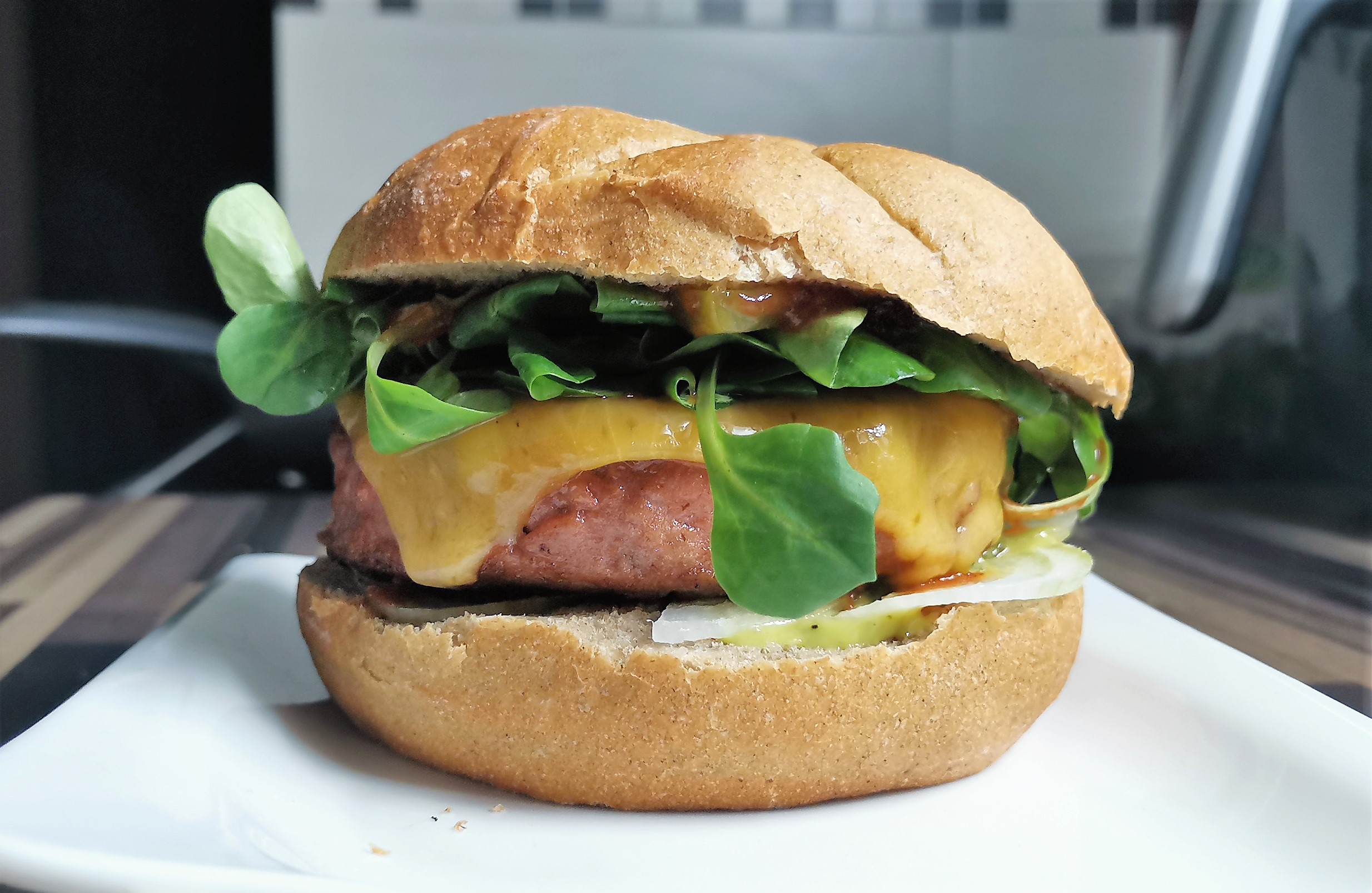 Vyvážený hovězí burger s žitnou bulkou