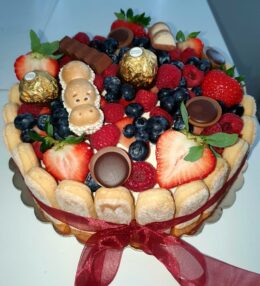 Kakaový dort s mascarpone a ovocem