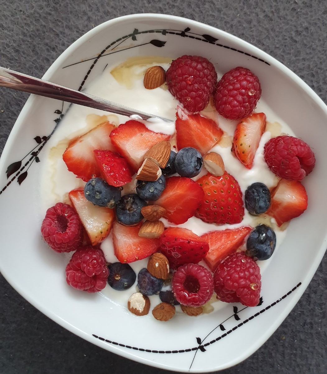 lehká jogurtová miska s ovocem