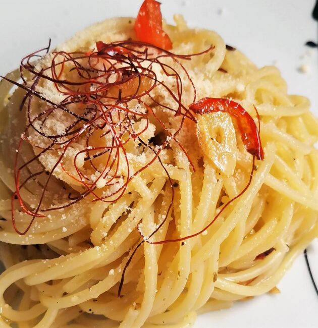 Špagety aglio e olio e peperoncino