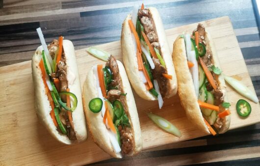 Bánh mì s kuřecím masem (vietnamská bageta)