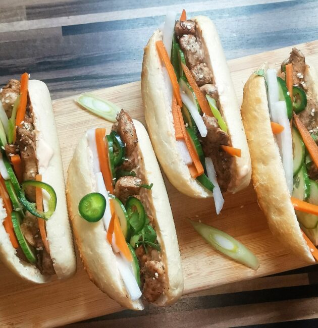 Bánh mì s kuřecím masem (vietnamská bageta)