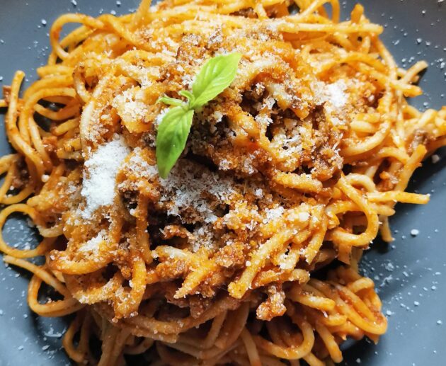 Milánské špagety sypané sýrem