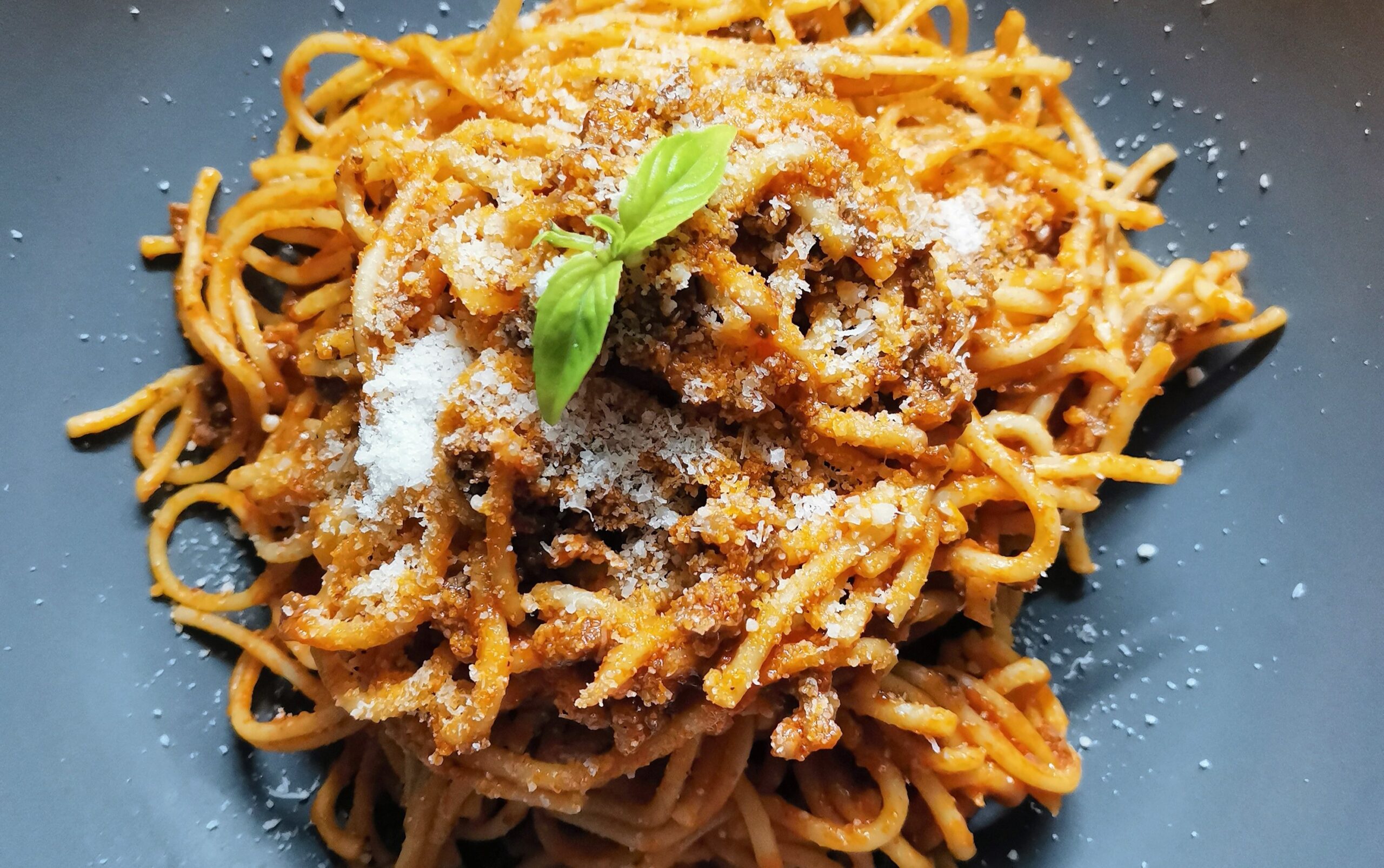 Milánské špagety sypané sýrem