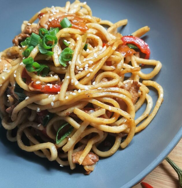 Smažené čínské nudle s kuřecím (Chow Mein)