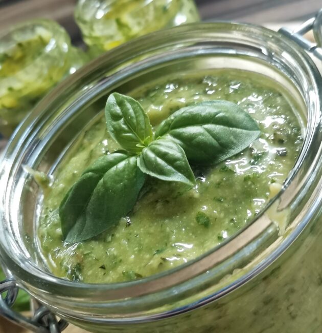 Bazalkové pesto