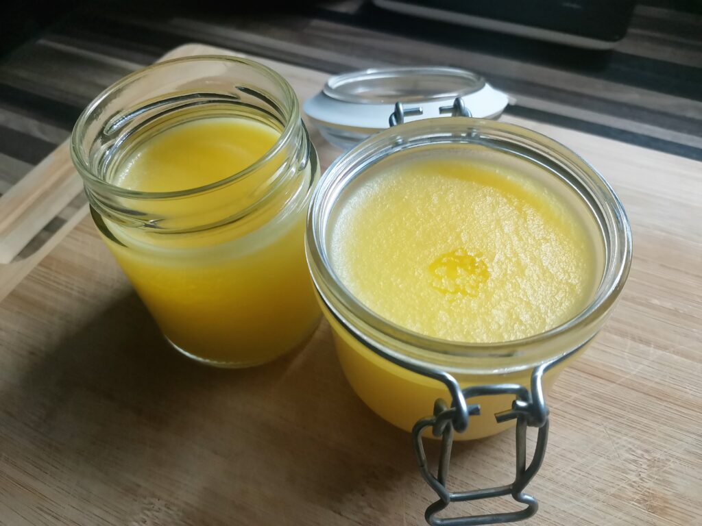 Přepuštěné máslo: hotové máslové ghee (ghí)