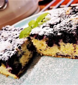 Hrníčkový borůvkový koláč