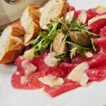 Hovězí carpaccio s rukolou a parmazánem