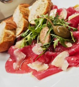 Hovězí carpaccio s rukolou a parmazánem