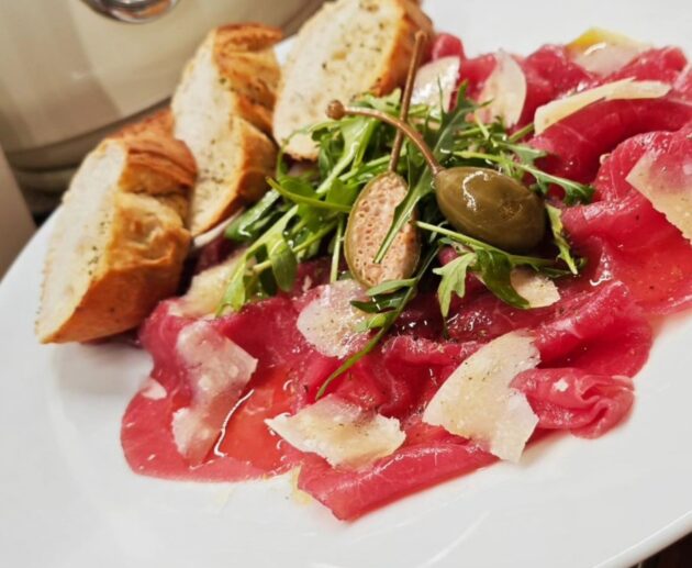 Hovězí carpaccio s rukolou a parmazánem