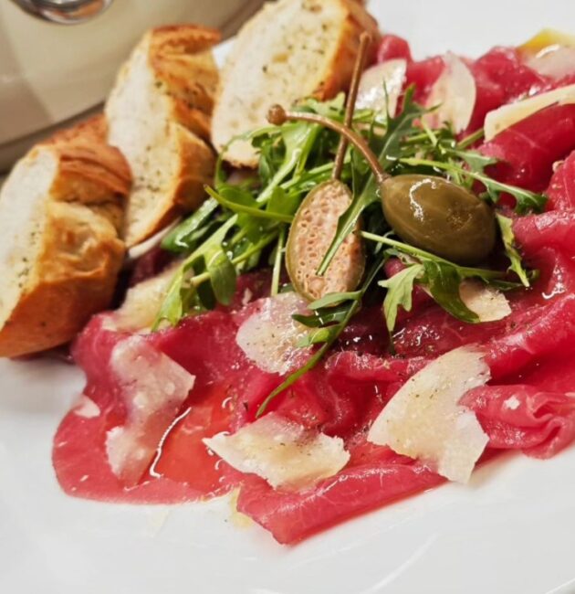 Hovězí carpaccio s rukolou a parmazánem