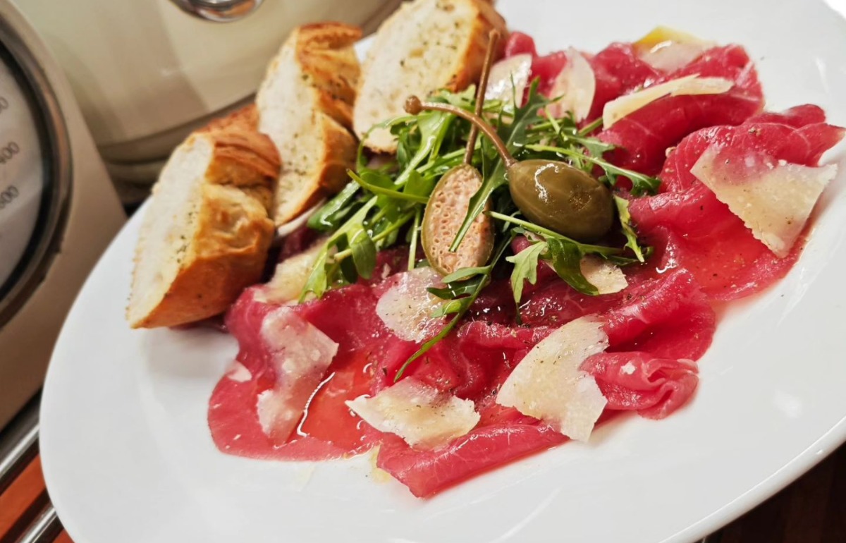 Hovězí carpaccio s rukolou a parmazánem
