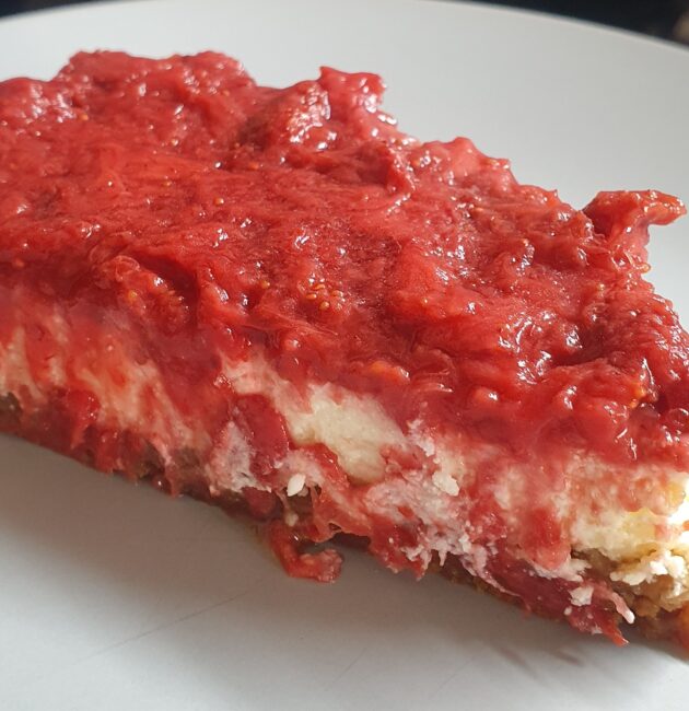 Jahodový cheesecake pečený