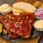 Pomalu pečená žebra na medu