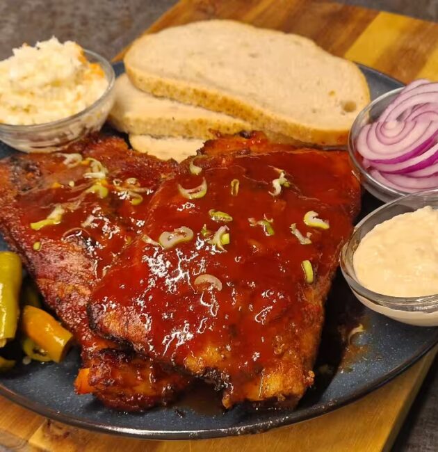 Pomalu pečená žebra na medu