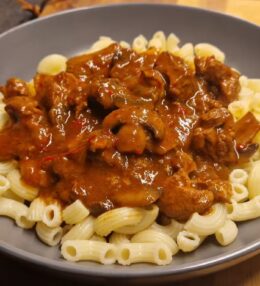 Vepřový guláš s kápií a žampiony