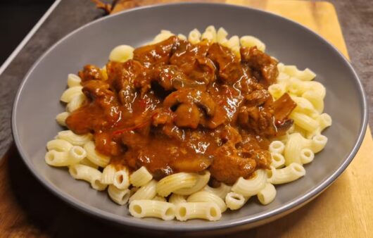 Vepřový guláš s kápií a žampiony