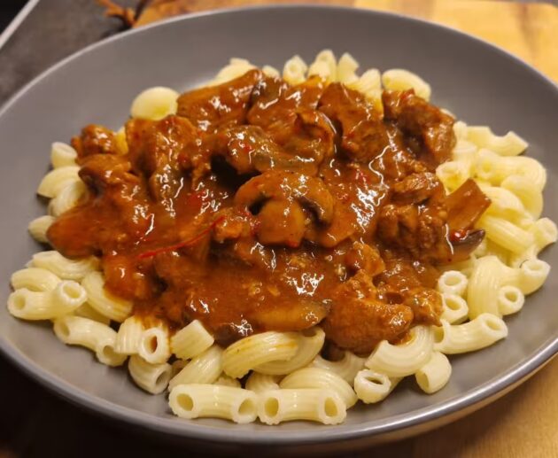 Vepřový guláš s kápií a žampiony