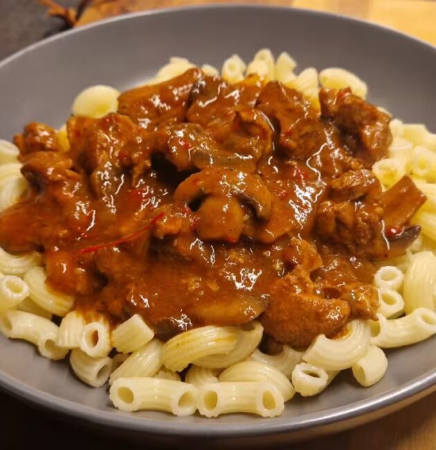 Vepřový guláš s kápií a žampiony